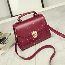 Модная Корейская дизайнерская обувь с заклепками одного плеча Для женщин сумки муфта сцепления панк Фирменная откидывающаяся щеколда сумки леденцовых цветов мини сумка