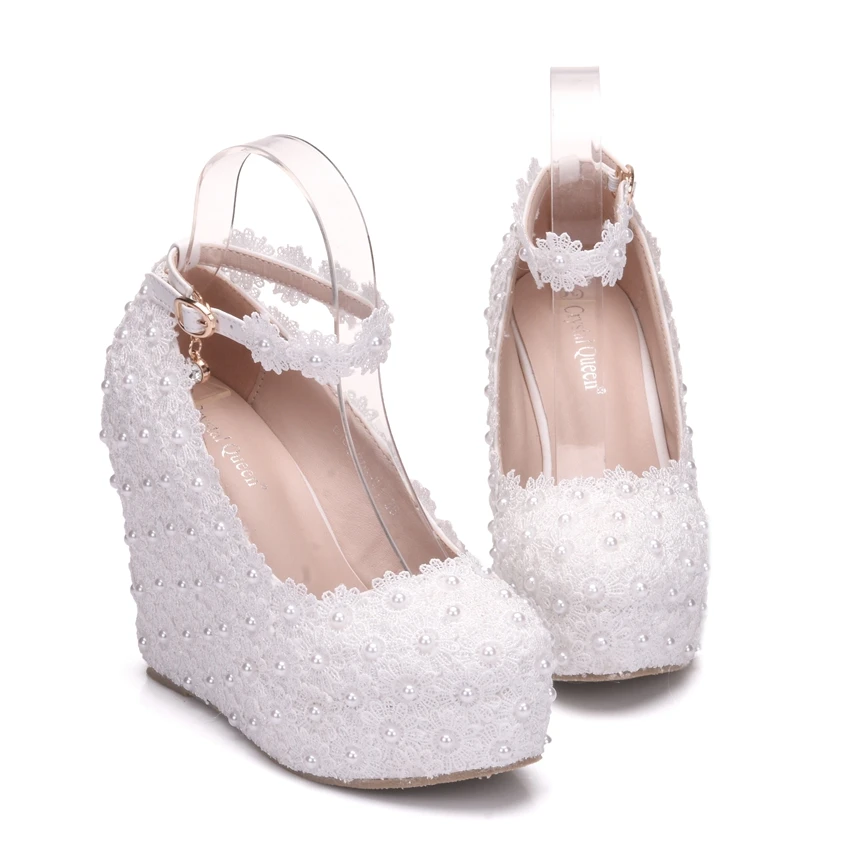 Белые свадебные туфли-лодочки на танкетке с украшением в виде кристаллов; красивые туфли-лодочки на платформе с белым цветочным кружевом и жемчугом; модельные туфли невесты на высоком каблуке