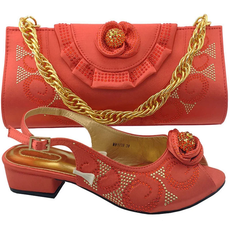 Женский итальянский комплект из обуви и сумки украшенные аппликацией кораллового цвета в африканском стиле; комплект из итальянских туфель и сумочки; итальянская обувь - Цвет: Coral