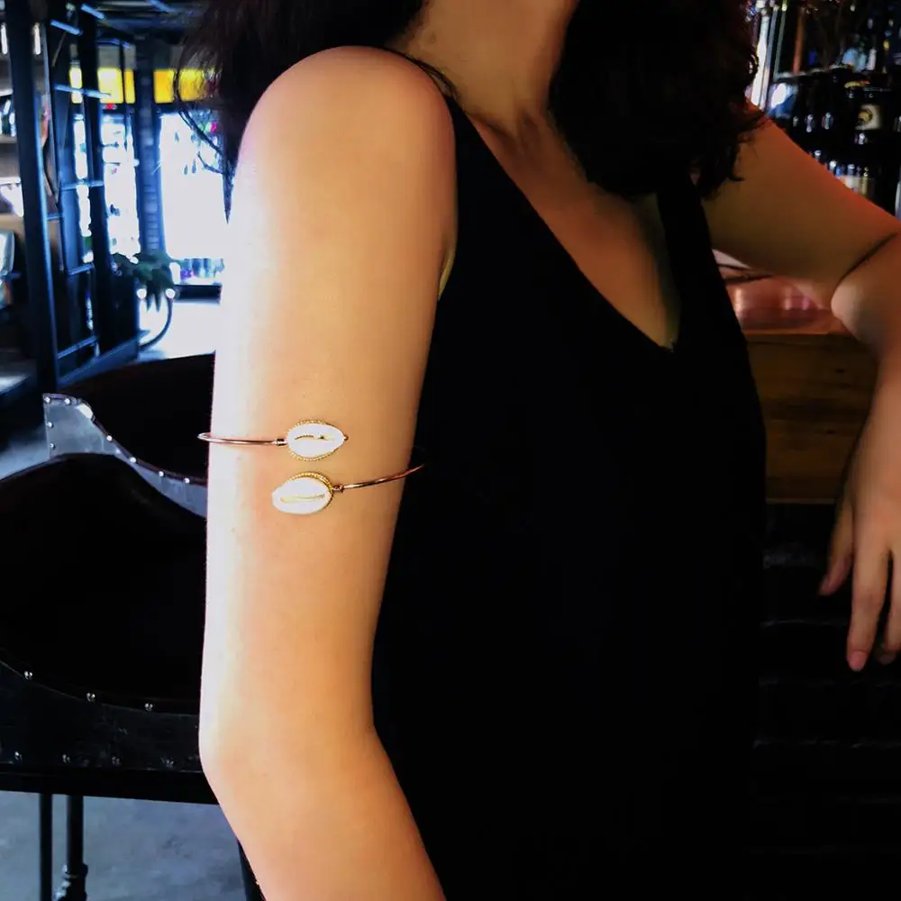 

Wholesale Fashion design tiny cowrie shell bangles gold-color adjustable raw cowrie shell bracelet bangle for women