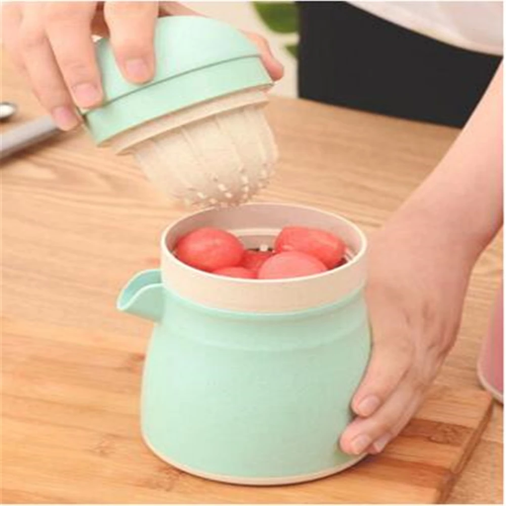 

xiaoyanzi1000 75usd manual pressure oranges simple mini fried juice cup small household fruit lemon juicer baile li 9.13