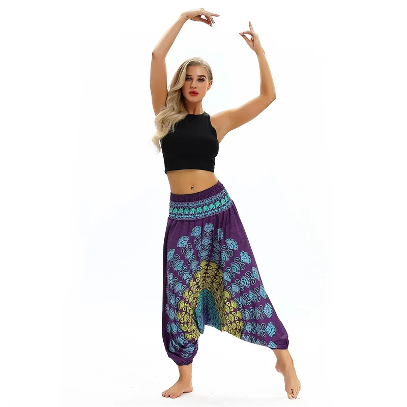 donna in posa yoga con pantaloni alla turca