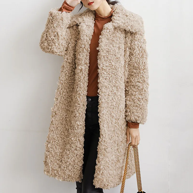 плюшевое пальто короткое. пальто twinset из искусственной овчины 2020. пальто под овчину. пальто из искусственного меха под овчину. мех кёрли пальто luxury fur.