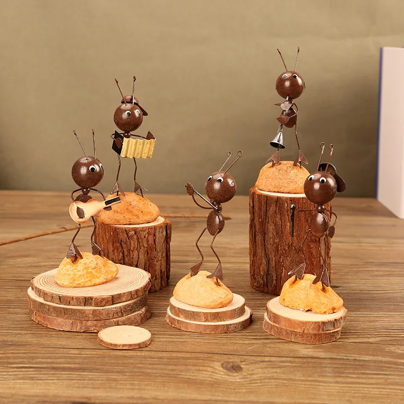 خمر القديم الحديد النمل الحلي التلفزيون مجلس الوزراء خزانة صغيرة الحلي لعب أعمال يدوية حديدية لطيف ديكور المنزل العفريت على الرف