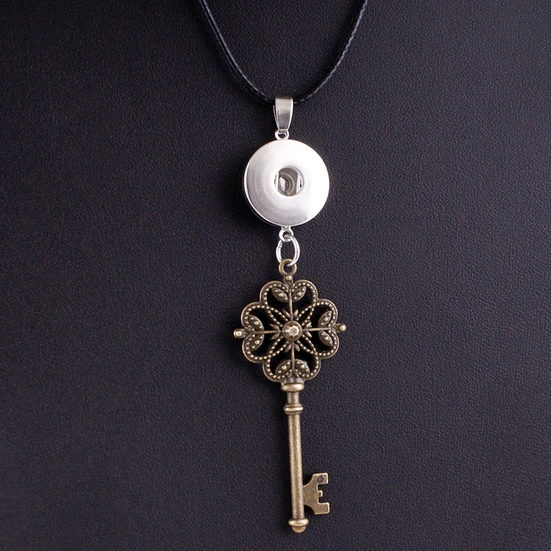 

Vintage key LOVE 18mm snap button Necklace DIY jewelry Chain length: 45CM NC658