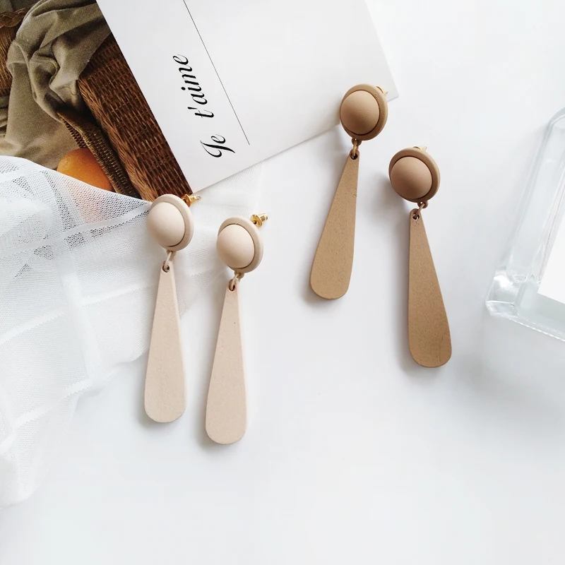 

Free Shipping Simple Sprayed Ivory Brown Earring