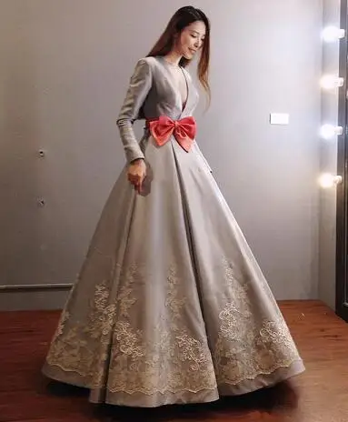 Gray Satin Deep V Neck Prom Gowns Saudi Arabia Long Sleeves Lace Appliques Long Evening Party Dress With Bow A Line Formal Dress - Цвет: Серый