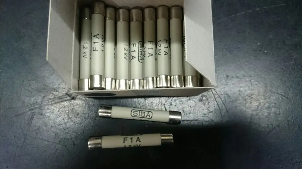 И предохранитель F1A 1.2KV 8x50 мм