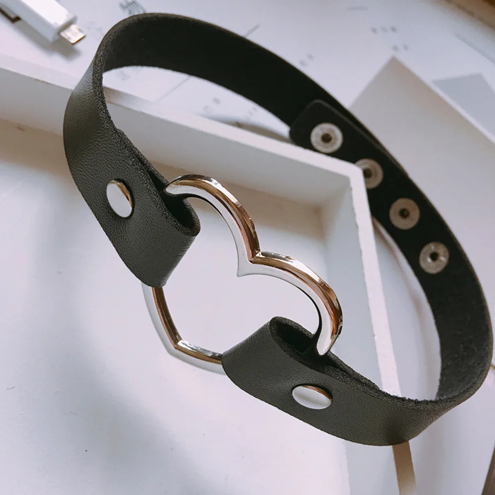 

ZVZO Girl Vintage Charm Round Collar Necklaces Trendy Sexy Punk Gothic Leather Heart Studded Choker Necklace Women Jewelry Gift