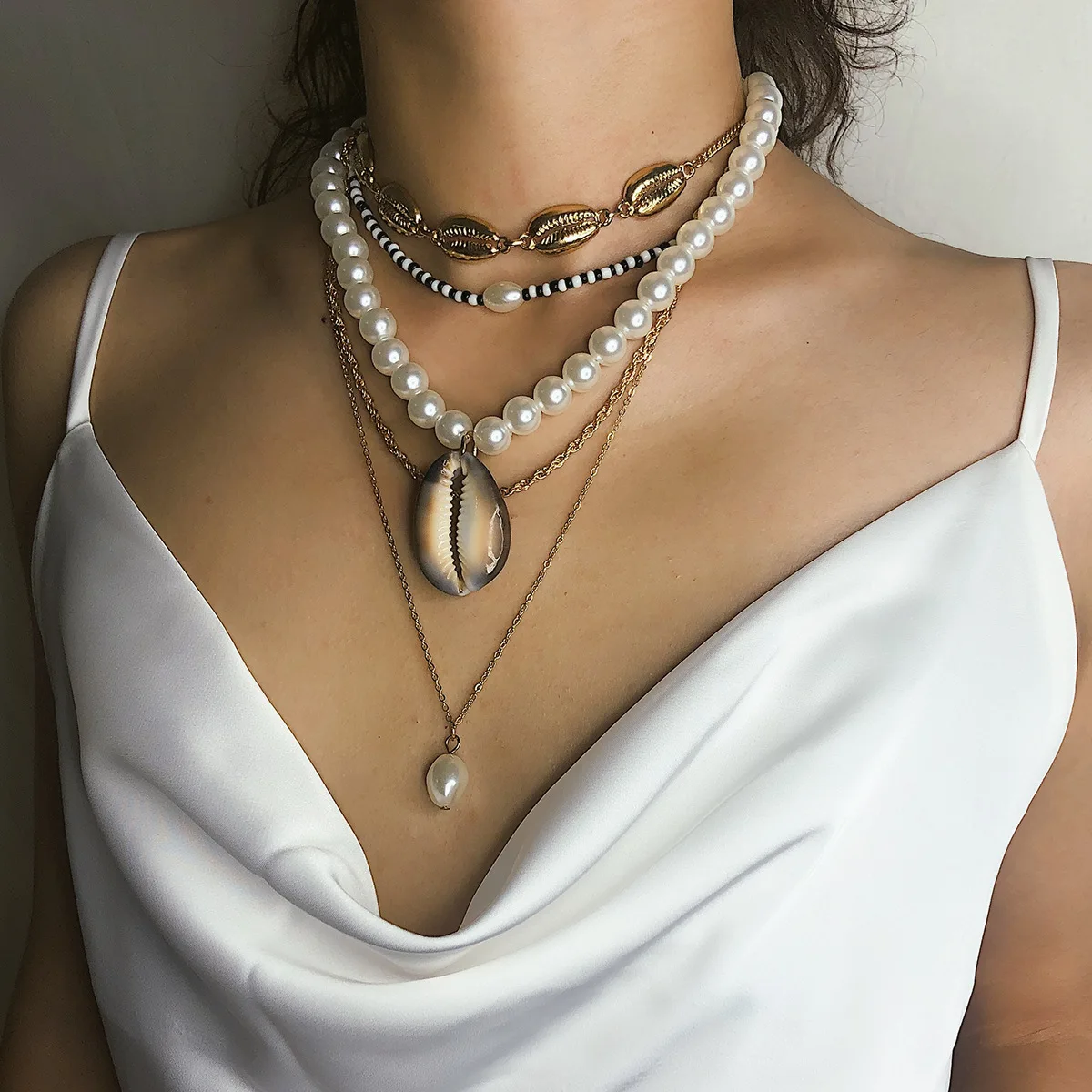 

Fashion Multilayer Black White Bead Cowrie Shell Choker Necklace Imitation Pearl Pendant Necklace Statement Collars Collier