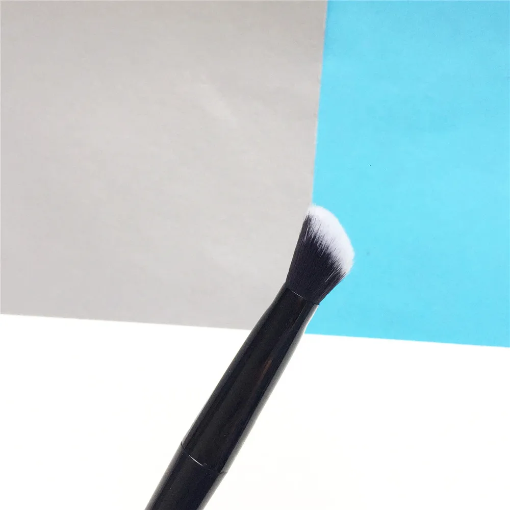 Kat Von D Lock it Angled Shadow Brush #35 _ 4