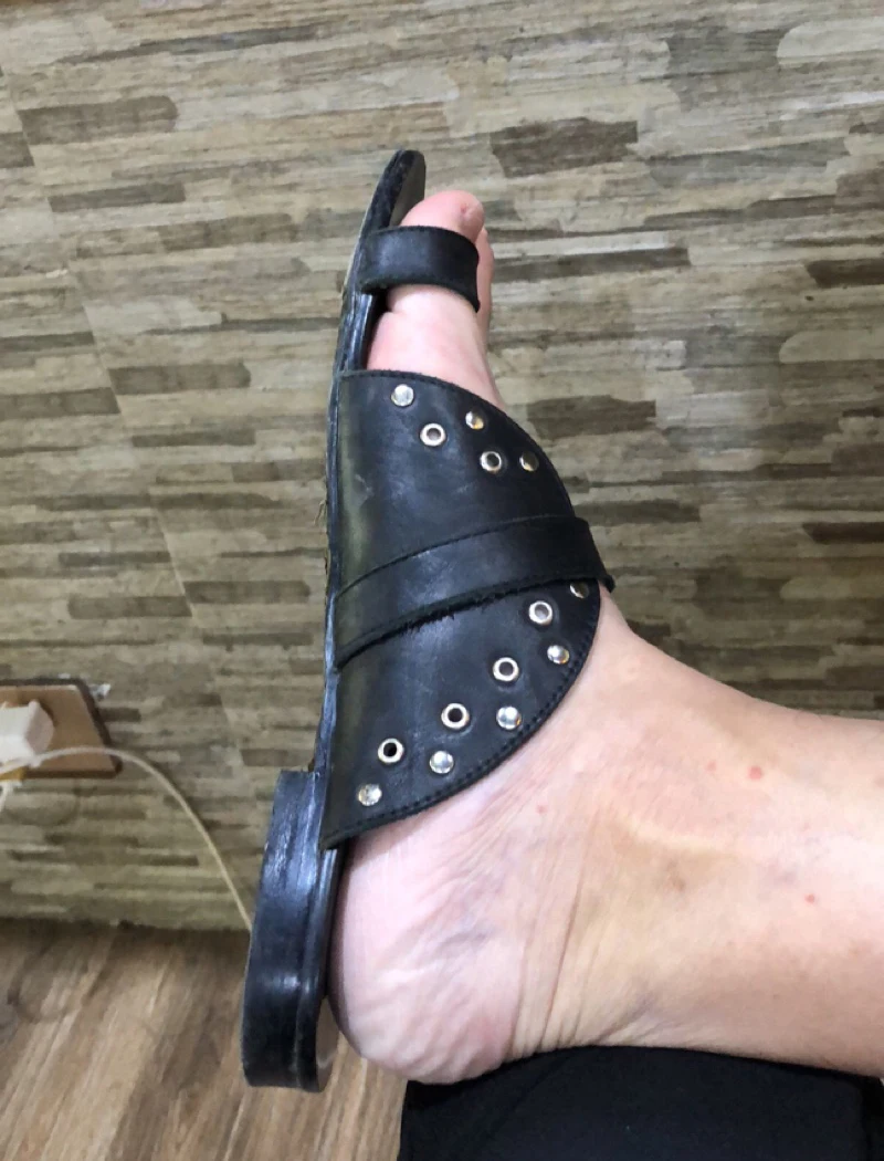 Настоящая кожа черный шпилька домашние тапочки Дизайнерская обувь мужчины высокого качества воздухопроницаемый Runway слайды петля для носка сандалии заклепка лето