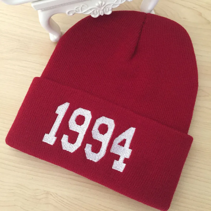 Зимние теплые шапки для женщин и мужчин повседневные буквы 1994 вязаные вышивка хип хоп повседневные шапочки шапки акриловые кости - Цвет: wine red
