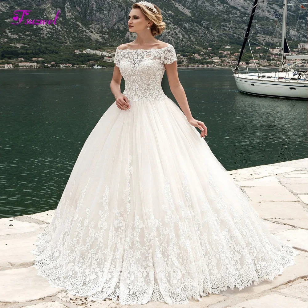 

Fsuzwel New Arrival Boat Neck Button A-Line Wedding Dresses 2020 Graceful Lace Appliques Sweep Train Bride Gown Vestido de Noiva