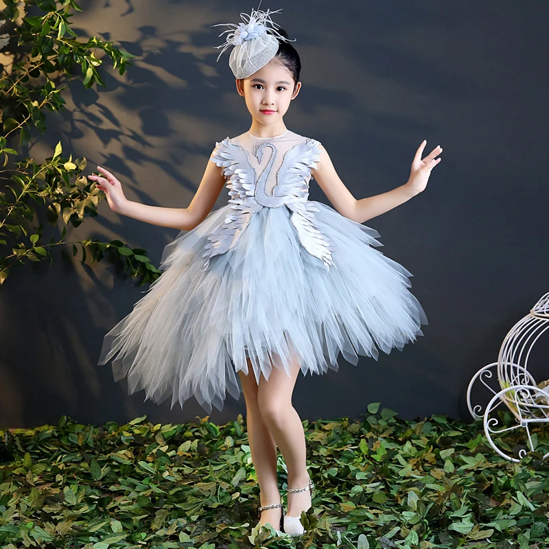 детское платье с перьями