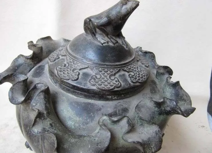 

Chinese Folk Copper Bronze lotus leaf flouncing flouncing frog Pot Tank Jar Vase