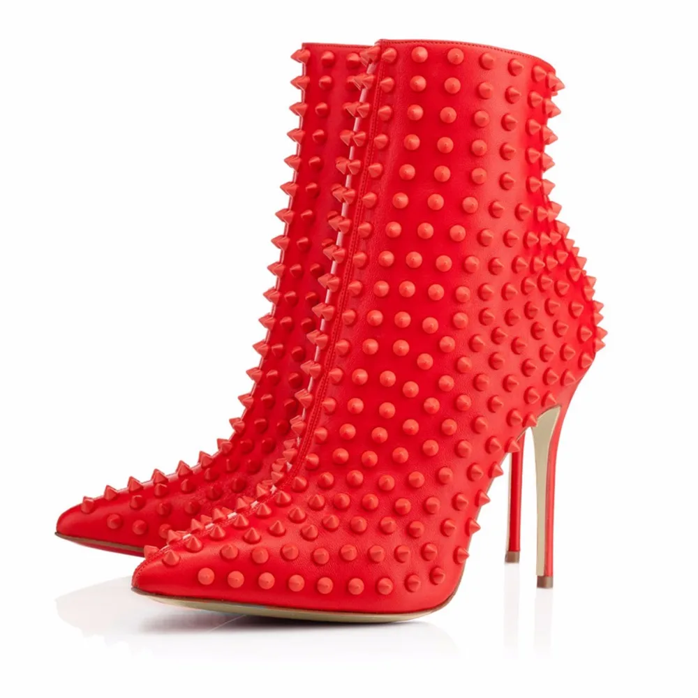 Женские ботильоны черного и красного цвета; коллекция года; осенне-зимние ботинки на очень высоком каблуке с острым носком и заклепками; женская обувь с шипами; размер 44