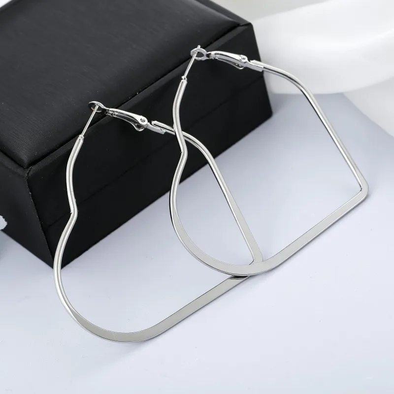 

Modern Women Earrings 2019 Vintage Heart Big Hoop Earrings For Women Accessories Jewelry Gift Fashion Geometric Earrings