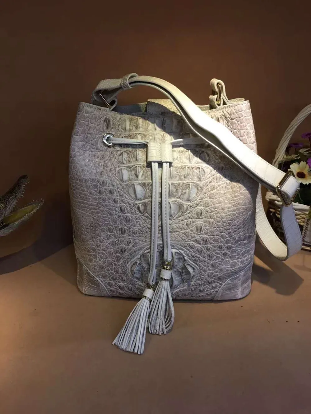 Рисунок 2 - Женская сумка-мешок из крокодиловой кожи