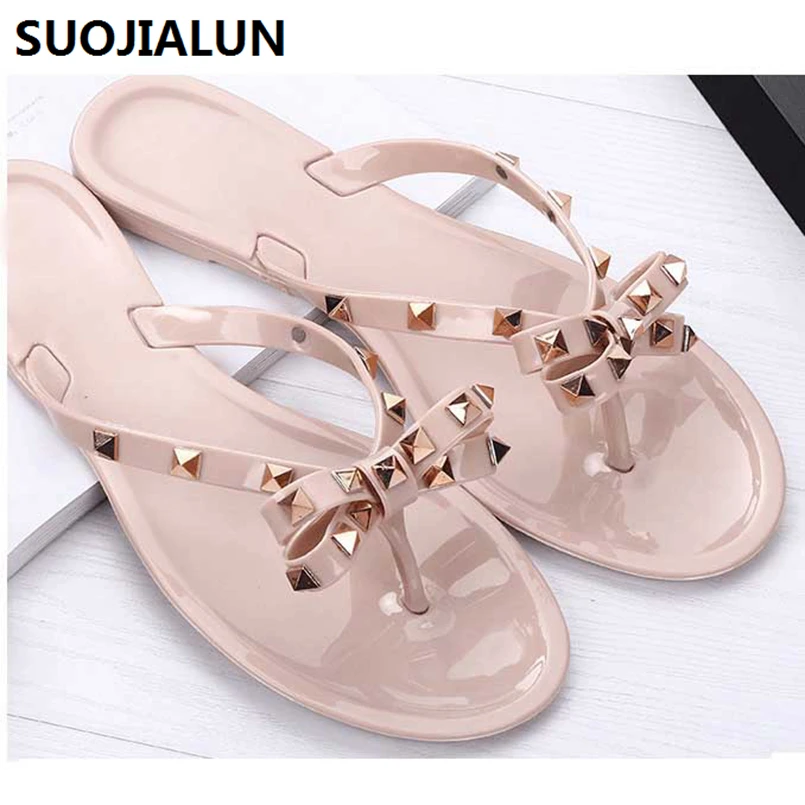 SUOJIALUN/; женские босоножки; прозрачная обувь на плоской подошве; Вьетнамки с v-образным вырезом; пляжная обувь с заклепками; летние шлепанцы с заклепками; Вьетнамки телесного цвета