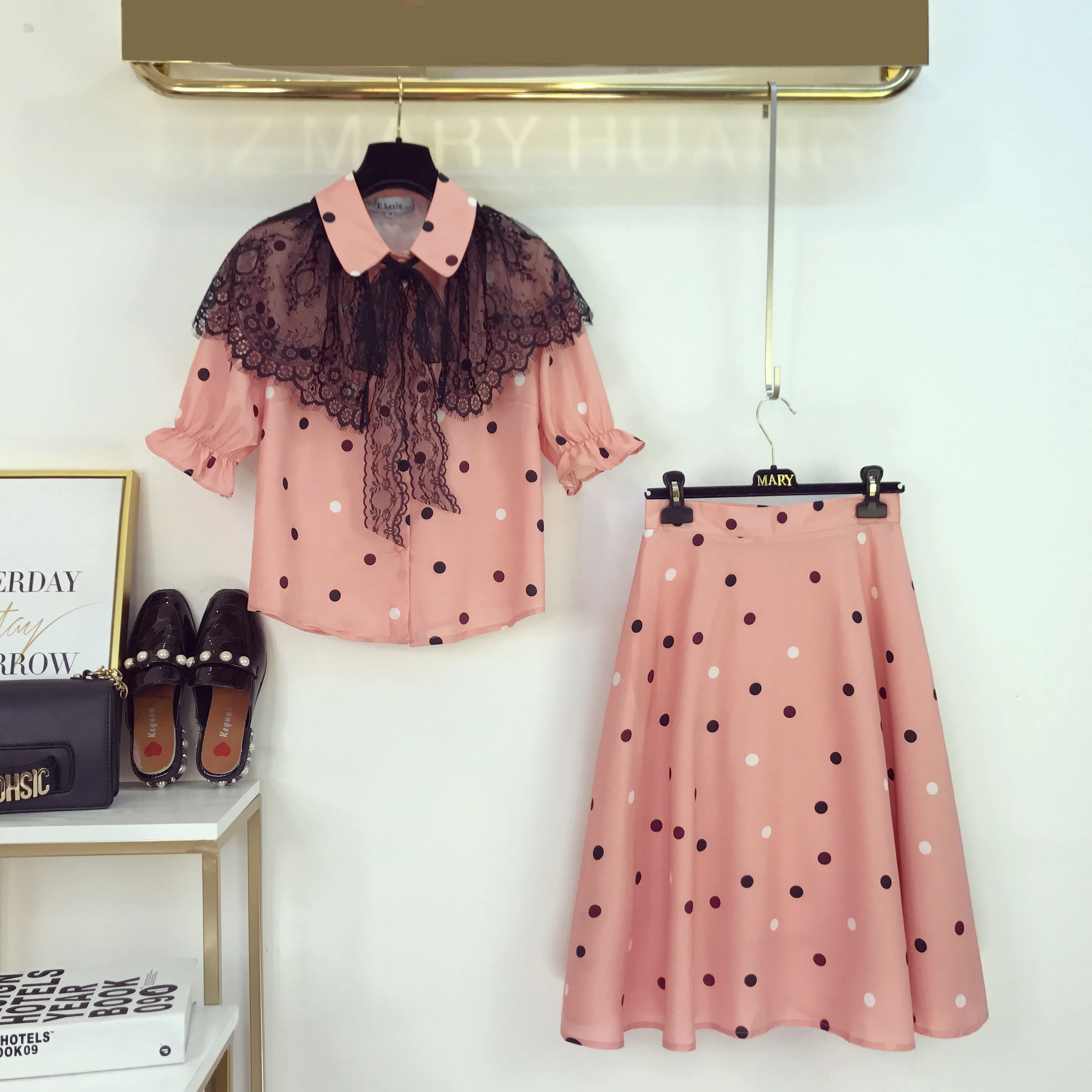 

2018 Summer Women Short Sleeves Bow Lace T-shirt + Dot Skirt 2 pcs sets Fashion Beautiful Dress Female Suits A1364