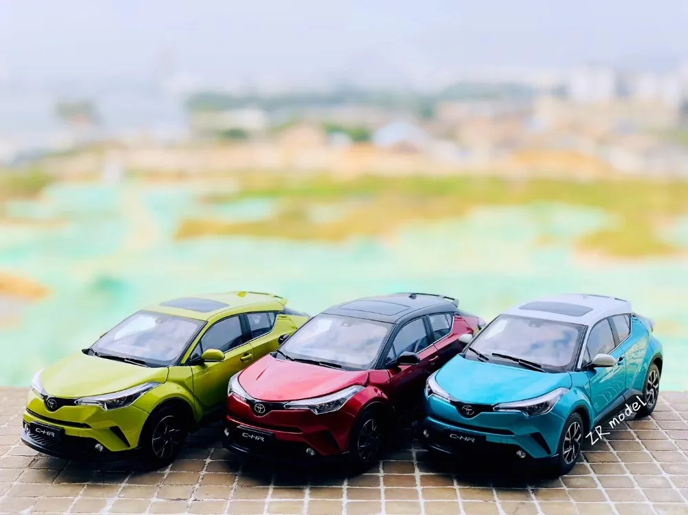 

1:18 Diecast Model for Toyota C-HR 2017 (3 Colors Available) Alloy Toy Car Miniature Collection Gifts CHR C HR