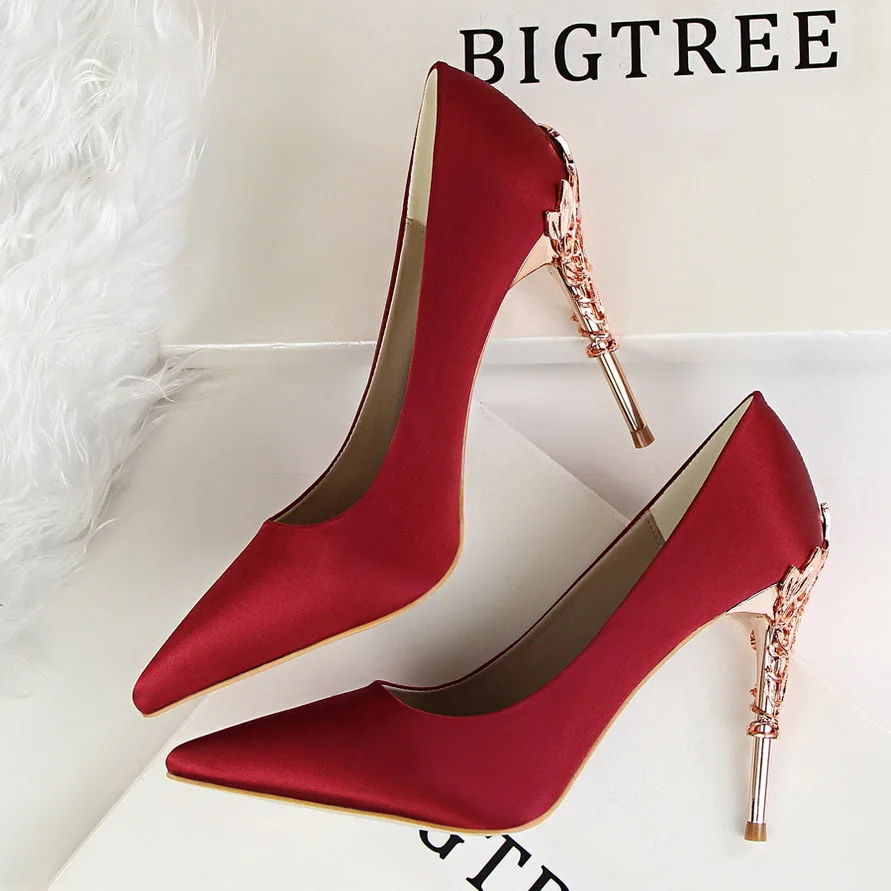 

2019 Elegant Metal Carved Heels Women Pumps Solid Silk Pointed Toe Shallow Fashion High Heels 10cm Shoes Women's Wedding Shoes