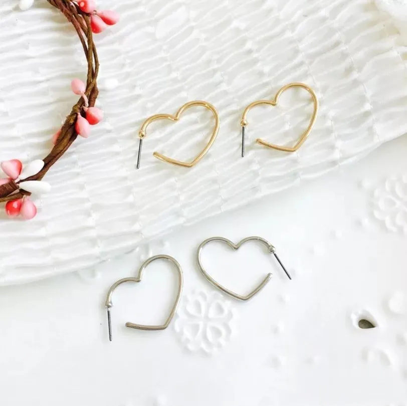 

GEREIT 2018 New Simple Earrings Korean Design Silver Color Heart Hoop Earrings For Girls Daily Life Earrings Decoration Gifts