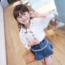 Весной новая девушка в белой рубашке