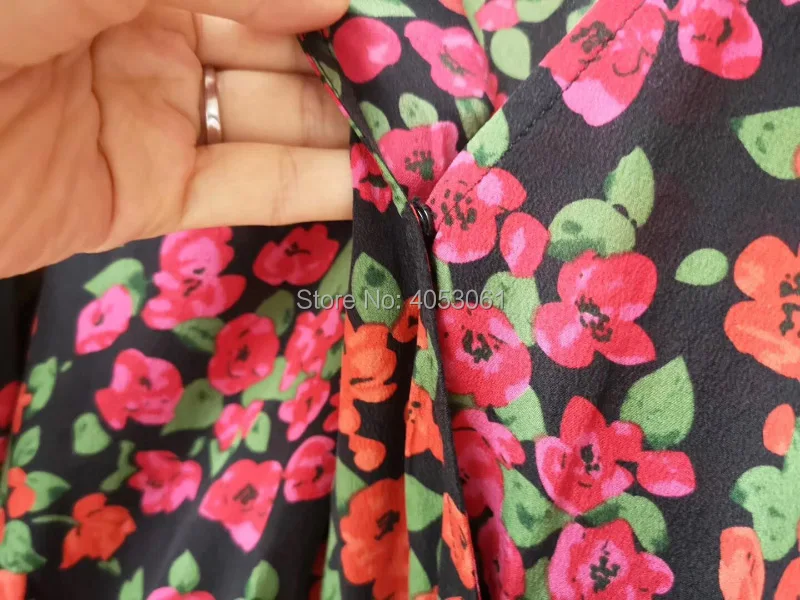 Шелковое мини-платье с v-образным вырезом и цветочным принтом в винтажном стиле