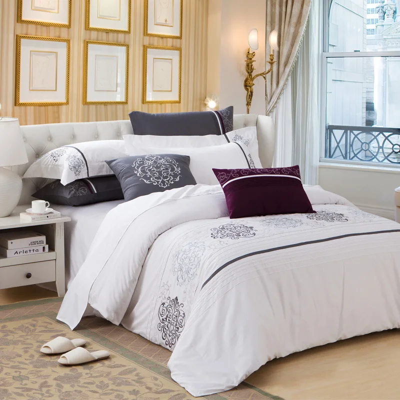 Luxury Fashion Hotel Style Embroidery Damask Print White Base 4pc