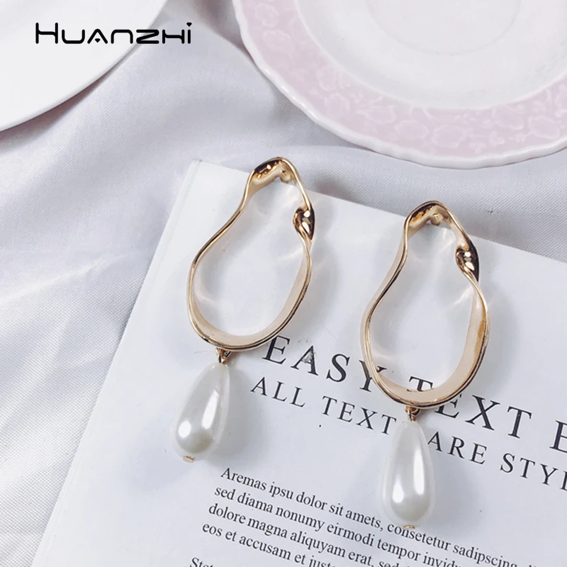 

HUANZHI 2019 New Summer Sweet Imitation Pearl Geometric Matte Long Golden Metal Drop Earrings for Woman Party Gifts