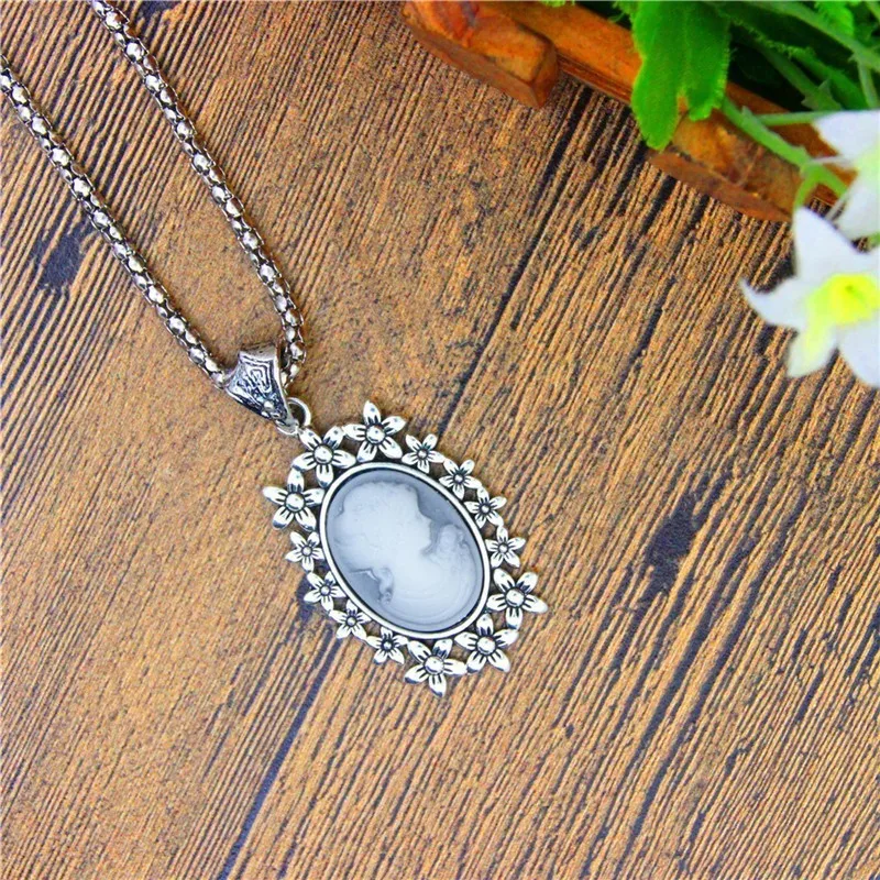 Lady Queen Cameo Pendant Necklace Vintage Hollow Flower Necklace For Women Antique Silver Plated Fashion Jewelry