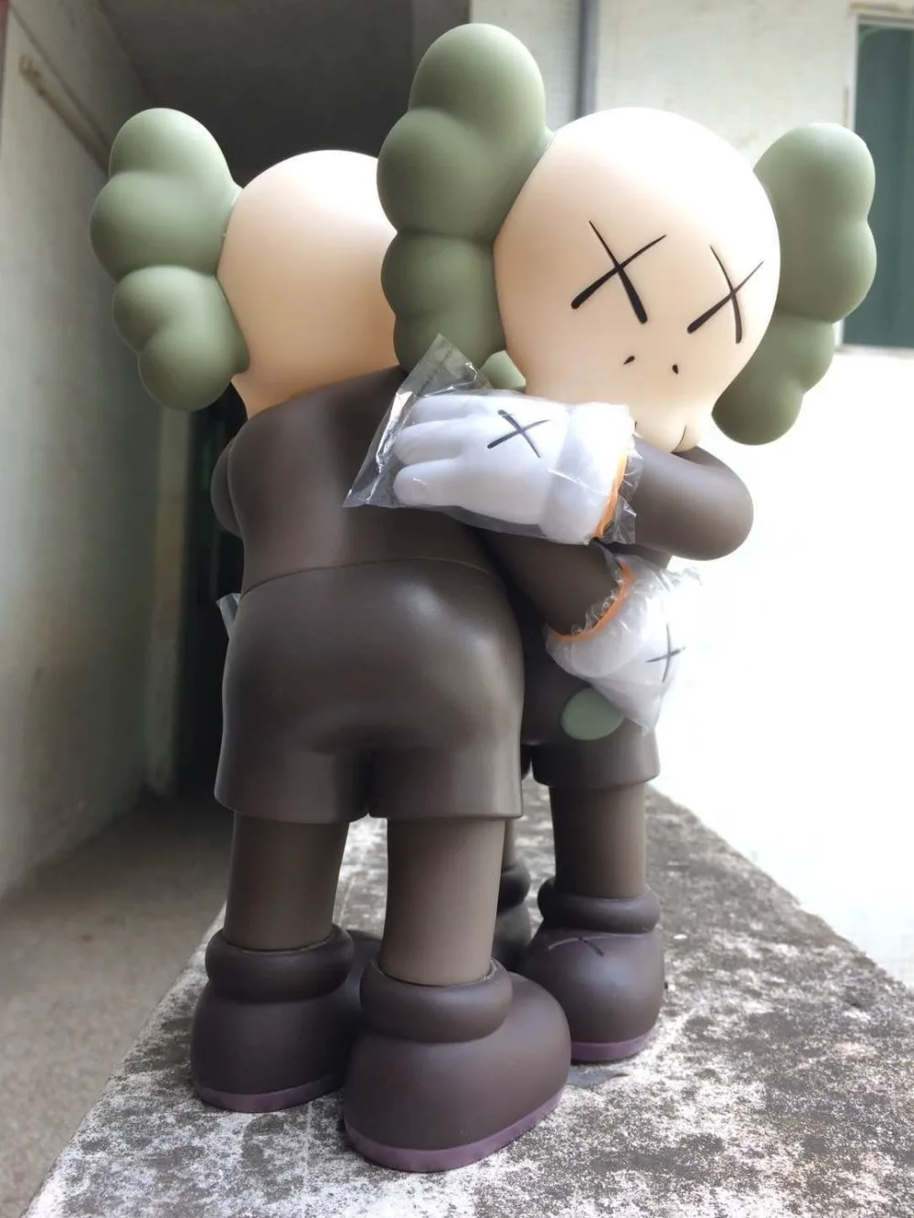 New 2pcs of One Set Kaws Togerher Doll Hug Doll kaws Plastic Action Figures In Box
