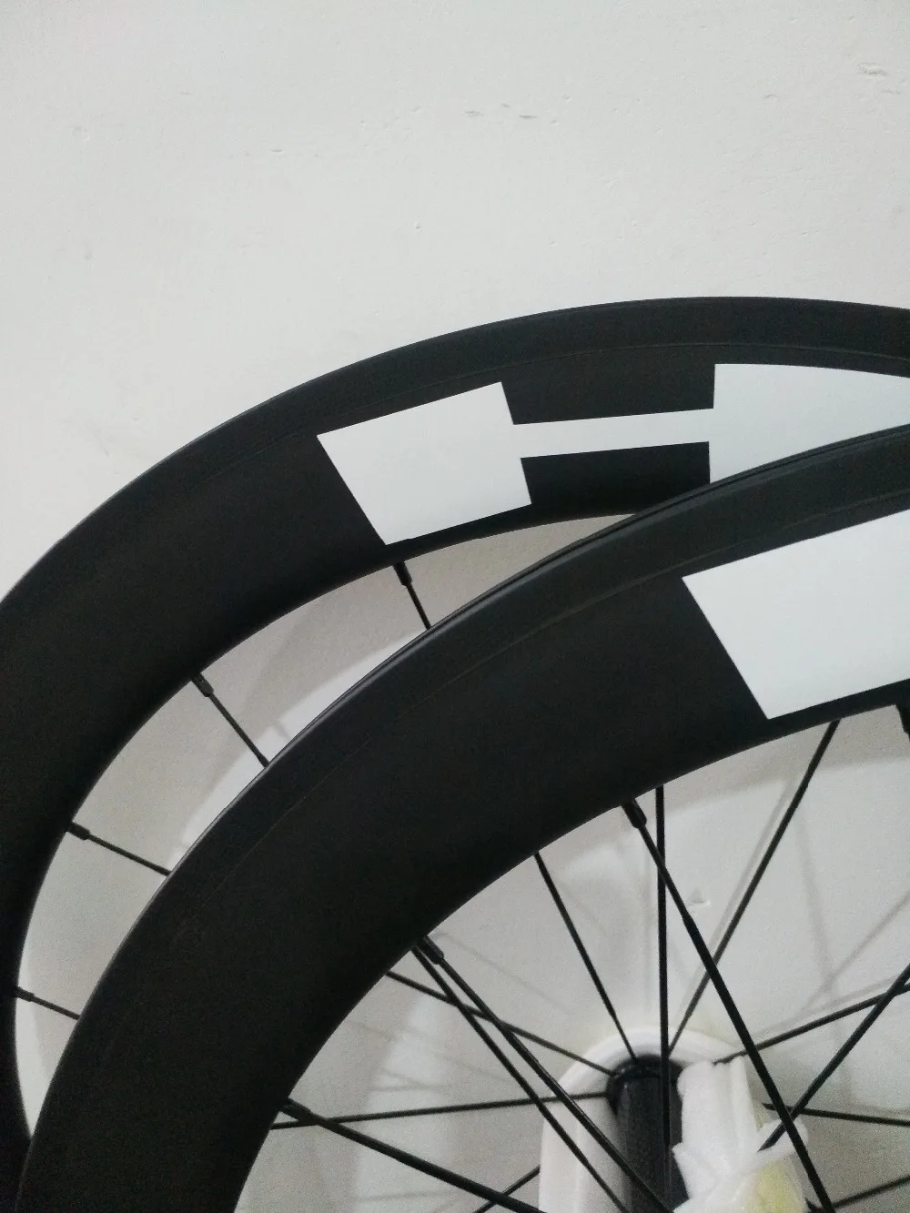 

Made in Taiwan White logo 60mm carbon road bike wheels best quality bicycle carbon wheelset 700c clincher chinese carbon wheels