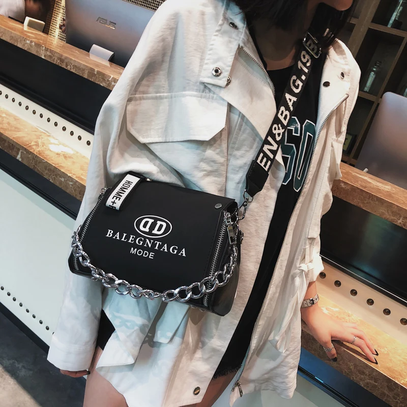 Bolso de hombro con diseño de cadena gruesa en forma de barril con correa ancha de letras bolsos de mensajero de cuero PU