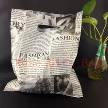 50 шт./лот, черная газетная дизайнерская пластиковая подарочная сумка, 25x35 см, упаковка для одежды, ювелирных изделий, большие пластиковые сумки для покупок с ручкой