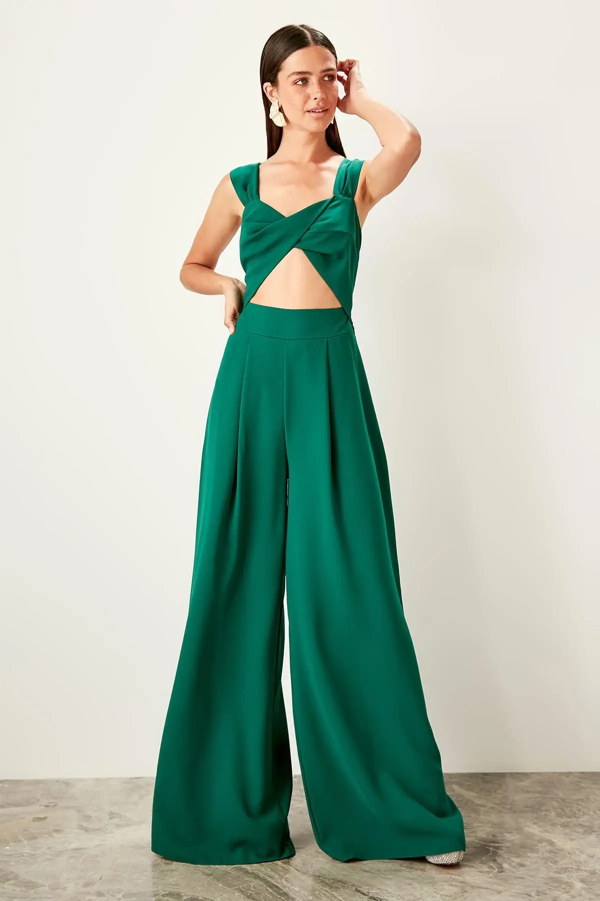 

Trendyol Green Waist Low-Cut Jumpsuit TPRSS19FZ0455