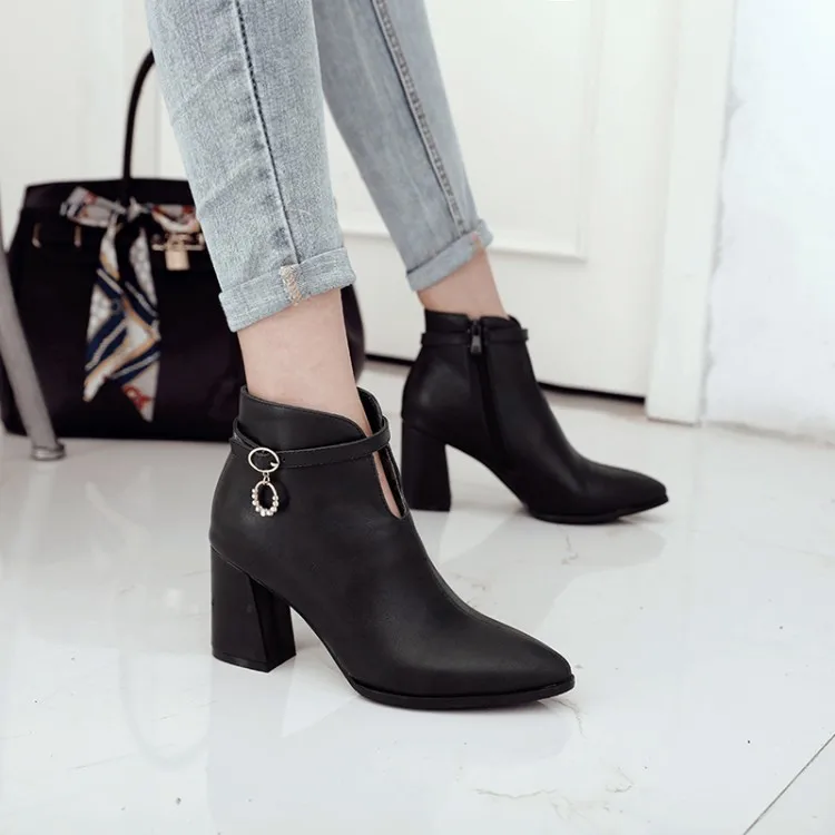 

Big Size 11 12 13 14 15 16Metal Decorative Short Barrel and Ankle Fashion Boots with Tip, Rough Heel and Side Zipper Belt Buckle