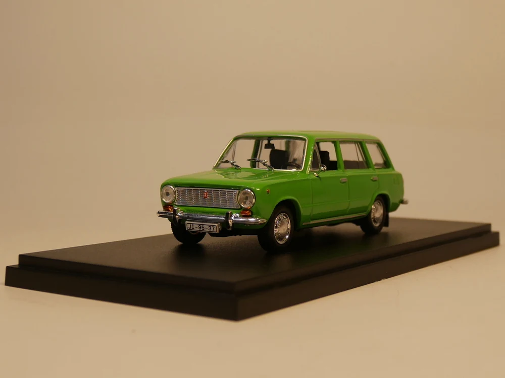 

IST 1:43 LADA 2102 Diecast model car