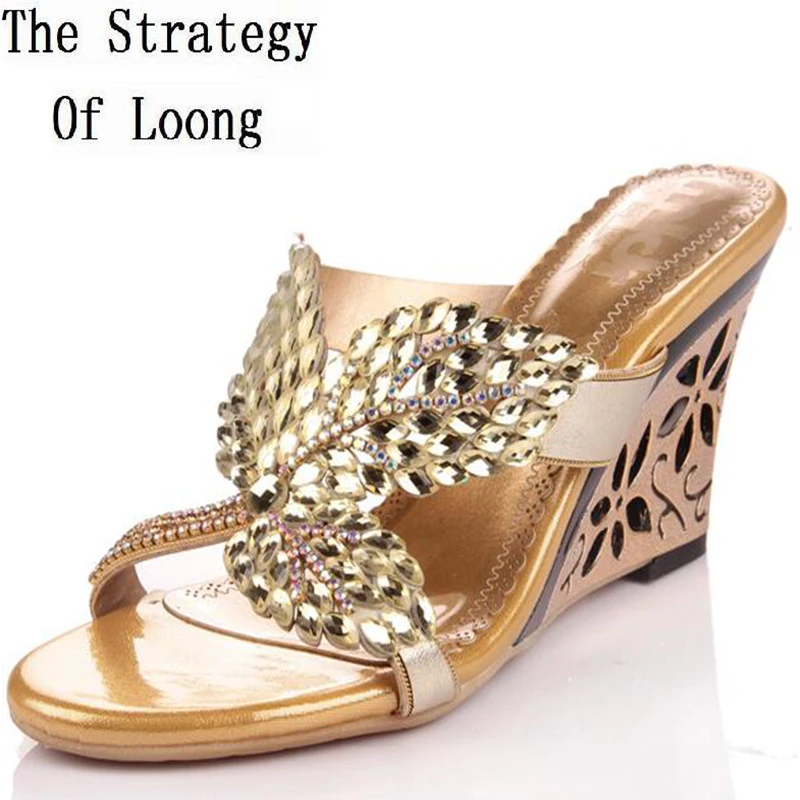 Обувь из натуральной кожи Летние босоножки на высокой танкетке с украшением в