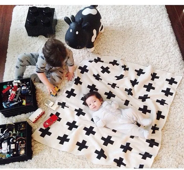 Baby-Blanket-Black-White-Cute-Rabbit-Swan-Cross-Knitted-Plaid-For-Bed-Sofa-Cobertores-Mantas-BedSpread (3).jpg