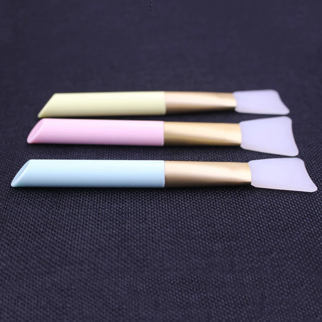 

Good 1pc Random Color Silicone Makeup Brushes Mask Brush Facial Eye Makeup Face Silica Gel DIY Mask Brushes Cosmetic Beauty Tool