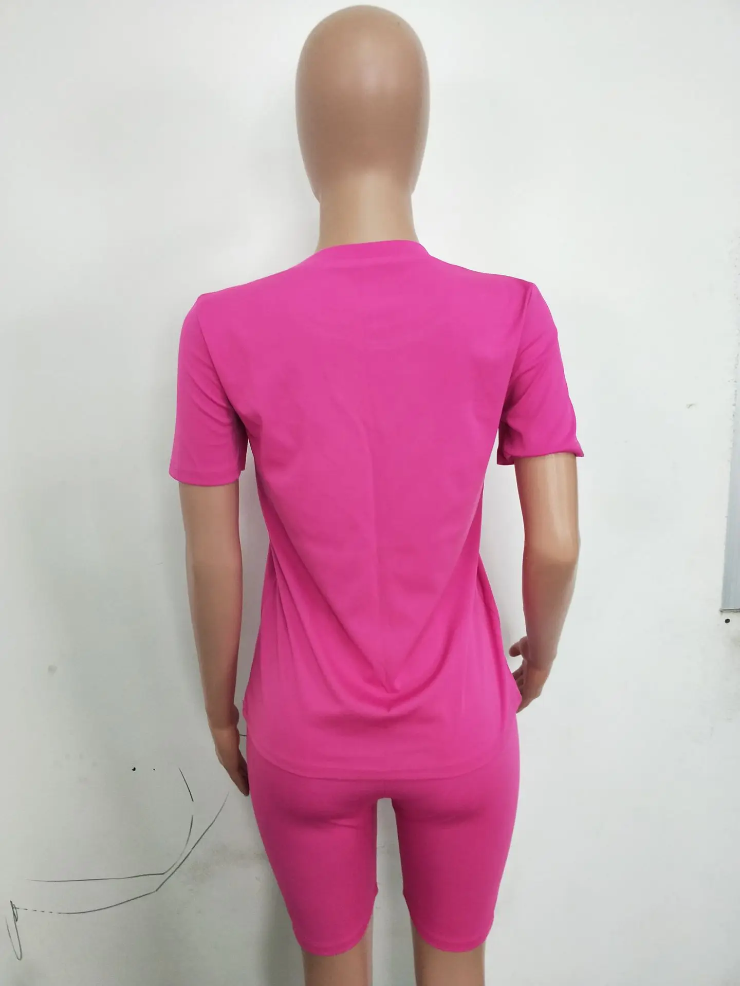 Комплект из двух предметов однотонный Цвет Женская одежда. Футболка с короткими рукавами и круглым вырезом и облегающие шорты. Спортивный костюм в простом стиле