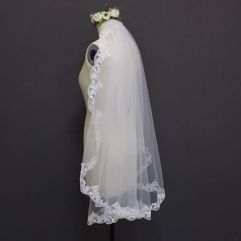 Elegant Lace Edge Short Wedding Veil With Comb