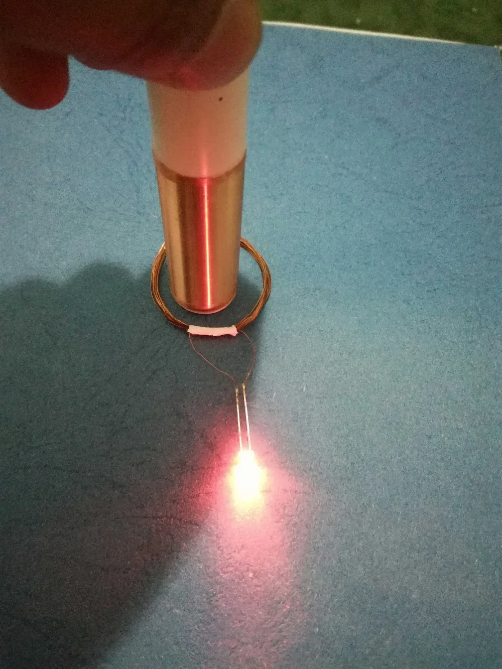 Hand held Tesla coil electronics to produce DIY demonstration wireless power supply