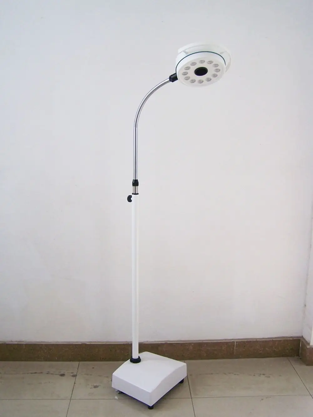 бестеневая лампа передвижная конвелар 1670. светильник медицинский бестеневой ydz 700. светильник передвижной convelar 1607. светильник бестеневой медицинский передвижной. светильник медицинский хирургический.