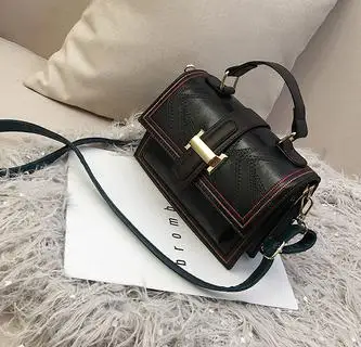 

2018 new wave Korean version of the wild slung shoulders fashion portable texture retro small square bag.