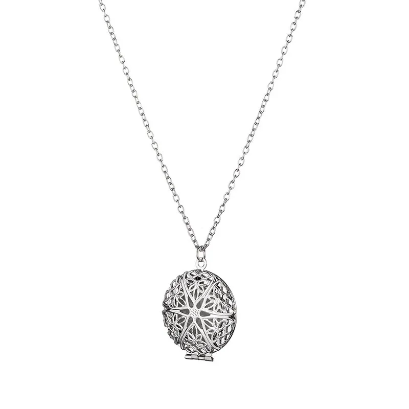 

2019 New Popular Metal Blade Chain Crystal Hollow Clavicle Chain Personality Ladies Aristocratic Luminous Sweater Chain