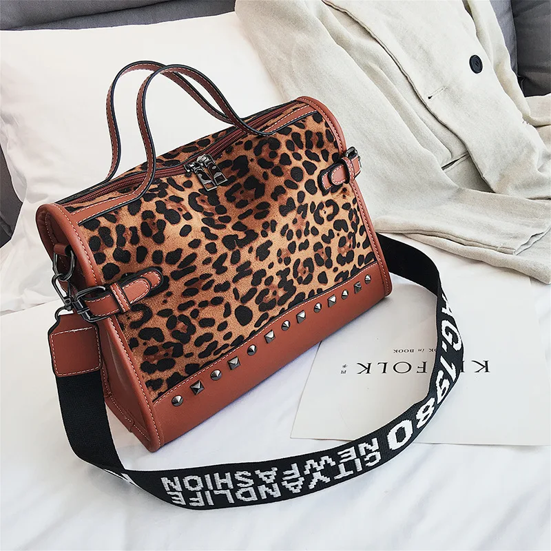 

Wide shoulder strap color bump handbag. Fashion leopard rivets large capacity bag. Shoulder bag. Skew spanning.bag for women